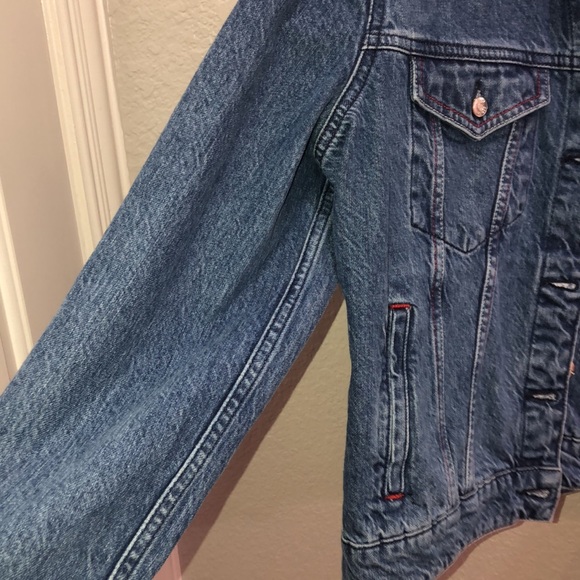 Really pretty Tommy Hilfiger Jean jacket w/hoodie - Picture 4 of 9